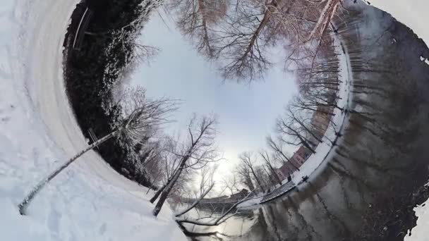 360度のバーチャルリアリティビデオで穏やかな冬の森を巡る魅惑的な旅に出かけます 足元の雪の柔らかいクランチと近くの川の穏やかな殺戮は平和を作成します — ストック動画