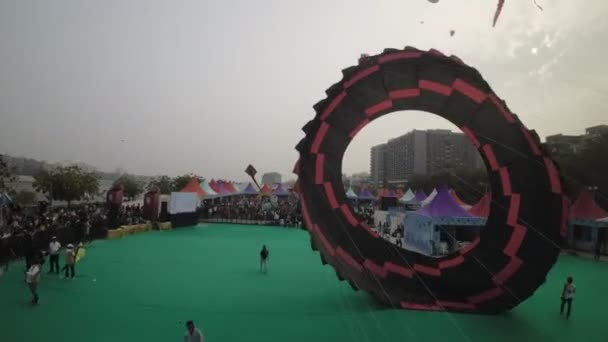 アーメダバード国際カイトフェスティバルは インドのアーメダバードで開催される活気に満ちたカラフルなイベントです フェスティバルは 伝統的なインドのキットからユニークなものまで さまざまなキットを展示しています — ストック動画