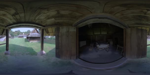 这个360度的虚拟游览带您进入一个乡村的传统木制房子 提供了一个独特的视角 其真实的内部和外部元素 参观是从观景开始的 — 图库视频影像