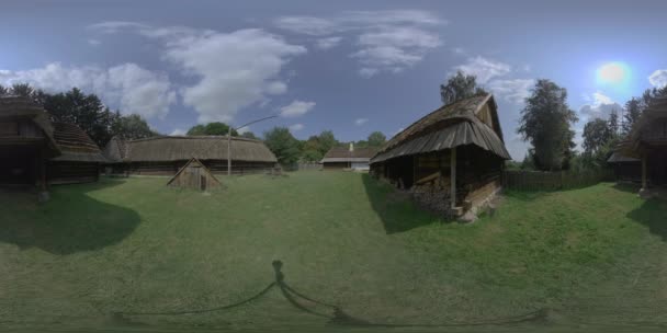 这个360度的对乌克兰传统村庄的虚拟游览让观众深入体验到了这些地区的农村生活方式 参观的特色是带茅草的传统木制房屋 — 图库视频影像