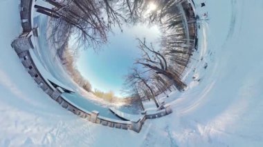 Bu 360 derecelik sanal gerçeklik videosunda sakin bir kış ormanında büyüleyici bir yolculuğa çıkın. Ayaklarımızın altındaki karın yumuşak çıtırtıları ve rüzgardaki çıplak dalların yumuşaklığı havayı dolduruyor.