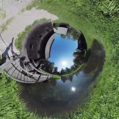 Bu 360 derecelik video sizi ahşap bir su değirmenine ve çevresine götürüyor. Video, değirmenin dışarıdan bakışıyla başlıyor. Değirmen büyük, iki katlı ve suyu olan bir yapı.