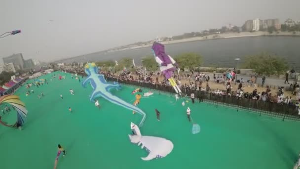 이것은 인도의 아흐메다바드에서 열리는 축제의 비디오입니다 축제는 사바르마티 강변에서 열리며 — 비디오