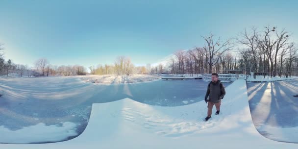 360 Derecelik Sanal Gerçeklik Videosunda Sakin Bir Kış Manzarasında Büyüleyici — Stok video