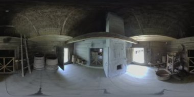 Zamanda geriye git ve 360 derecelik çarpıcı bir videoda 19. yüzyıl demirci dükkanını keşfet. Bu sarsıcı deneyim sizi demircilerin zanaatının kalbine götürüyor, orada