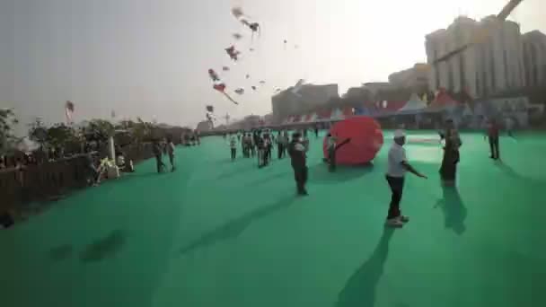Захоплююче Відео Демонструє Яскравий Радісний Фестиваль Повітряних Зміїв Ахмедабаді Індія — стокове відео