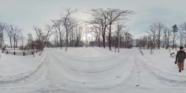 Sade bir kış parkında el değmemiş bir kar tabakasıyla kaplanmış büyüleyici bir yolculuğa çıkın. Bu video 360 derecelik bir dalma deneyimi sunuyor, izleyicilere sanki gerçekten...