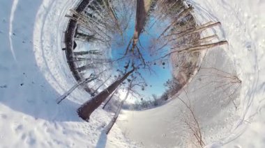 Bu 360 derecelik videoda sakin bir kış ormanında büyüleyici bir yolculuğa çıkın. Çekilen görüntüler sizi karla kaplı huzurlu bir araziye götürüyor. Orada yürüdüğünüzü hissedeceksiniz.