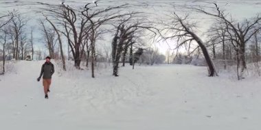 Bu 360 derecelik videoda karlı bir ormanda huzurlu bir yürüyüş yapın. Video, karla kaplı ağaçların güzelliğini ve ormanın sakin atmosferini yakalıyor. Neredeyse soğuğu hissedebiliyorsun.
