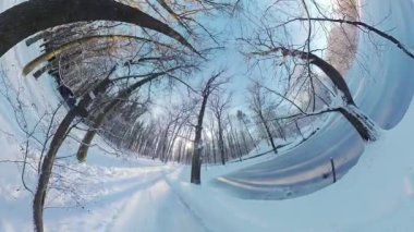 Bu 360 derecelik sanal gerçeklik videosunda sakin bir kış ormanında büyüleyici bir yolculuğa çıkın. Ayaklarının altındaki karın yumuşak çıtırtıları ve karla kaplı dalların nazik salınımı...
