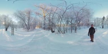 Video, karlı bir ormanda duran bir adamla başlıyor. Ağaçlar çıplak ve kar zeminde yoğundur. Adam kalın bir ceket ve çizme giyiyor ve bir sırt çantası taşıyor. Bakıyor.