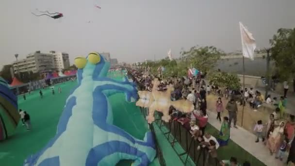 这是一个迷人的视频 带您到印度艾哈迈达巴德国际风筝节的心脏 天空装饰着各种形状 大小和形状的迷人的风筝群 — 图库视频影像