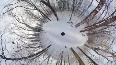 Bu 360 derecelik videoda sakin bir kış ormanında büyüleyici bir yolculuğa çıkın. Çekilen görüntüler sizi karla kaplı ağaçların ve el değmemiş ağaçların bulunduğu ormanın kalbine götürüyor.