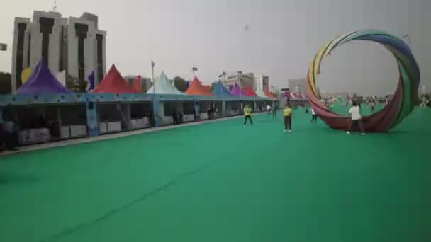 视频记录了印度艾哈迈达巴德的风筝节欢乐而充满活力的气氛 在那里 人们热情洋溢地庆祝乌塔拉尼亚节 天空装饰着许许多多的东西 — 图库视频影像