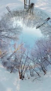Video, karlı bir ormanın 360 derecelik görüntüsü. Video birinci şahıs bakış açısından çekildi ve izleyici karlı bir ormanın ortasında duruyor. Ağaçlar çıplak, toprak ise...