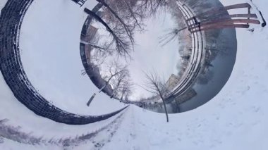 Kış harikalar diyarında 360 derecelik bu büyüleyici videoda büyüleyici bir yürüyüş yapın. Park kalın bir kar tabakasıyla örtülmüş, sakin ve huzurlu bir atmosfer yaratıyor. Çıplak ağaçlar.