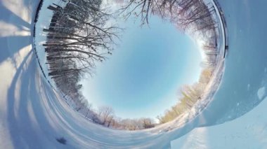 Bu hayranlık uyandırıcı 360 derecelik videoda sakin bir kış ormanında büyüleyici bir yolculuğa çıkın. Yumuşak, beyaz kar ağaçları kapladıkça büyülü bir atmosfer yaratır. Nazik çıtırtı