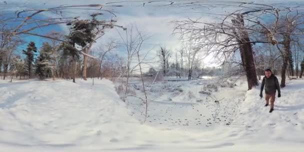 Das Video Zeigt Einen Mann Der Durch Einen Verschneiten Wald — Stockvideo