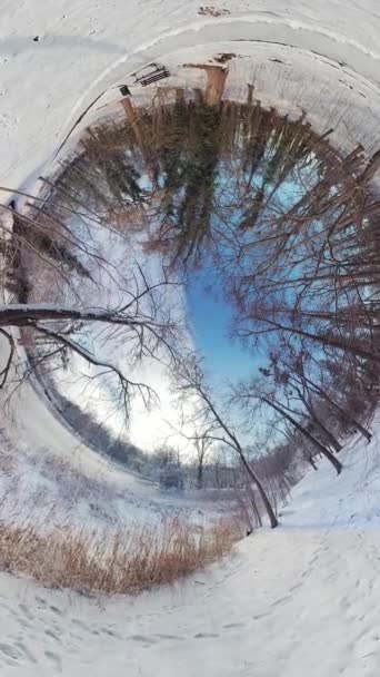 在这个360度的虚拟现实视频中 在宁静的冬季森林中展开迷人的旅程 沉浸在影片中的你被带到了一片宁静的冰雪覆盖的林地的中心 在那里 — 图库视频影像
