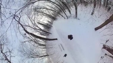 Bu 360 derecelik videoda sakin bir kış ormanında büyüleyici bir yolculuğa çıkın. Balıkgözü merceğiyle çekilen büyüleyici görüntüler sanki siz oradaymışsınız gibi eşsiz bir perspektif sunuyor. Şey...