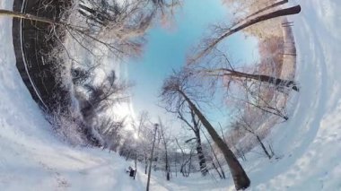 Bu büyüleyici 360 derecelik videoda karla kaplı parkta büyüleyici bir yolculuk yapın. Sahne, kar kaplı ağaçların ve el değmemiş karla kaplı zeminin nefes kesici panoramik görüntüsüyle başlıyor.
