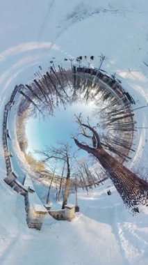 Bu büyüleyici 360 derecelik videoyla kendinizi sakin, karlı bir ormanın büyüleyici güzelliğine daldırın. Video sizi, karla kaplı ağaçlar ve karla kaplı olan sakin bir kış manzarasına götürüyor.