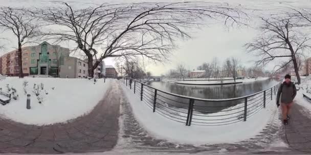 Paseo Virtual Largo Paseo Fluvial Cubierto Nieve Frío Día Invierno — Vídeo de stock
