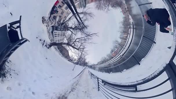 360도 비디오에서 공원을 매혹적인 산책을 있습니다 나무와 고요한 냉동으로 풍경의 — 비디오