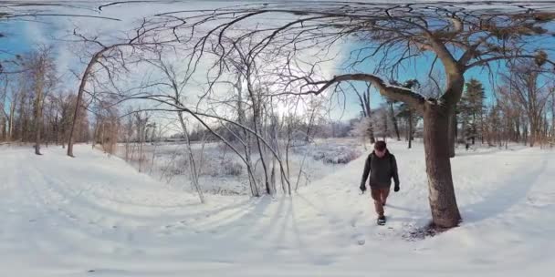 Video 360 Stupňový Pohled Muže Procházejícího Zasněženým Lesem Ten Muž — Stock video