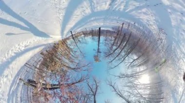 Bu 360 derecelik videoda sakin bir kış ormanında büyüleyici bir yolculuğa çıkın. Balıkgözü merceğiyle çekilen büyüleyici görüntüler sanki siz oradaymışsınız gibi eşsiz bir perspektif sunuyor. Şey...