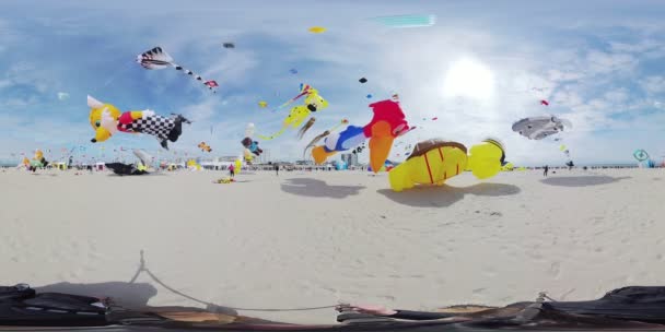 Video Poskytuje 360 Stupňový Pohled Pláž Plnou Lidí Kteří Užívají — Stock video