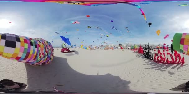 Video Biedt Een 360 Graden Uitzicht Een Strand Gevuld Met — Stockvideo