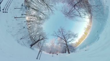 Huzurlu bir kış parkında büyüleyici bir yolculuğa çıkın, 360 derecelik sanal gerçeklikte yakalanın. Video sizi karla kaplı bir ormanın kalbine götürüyor.