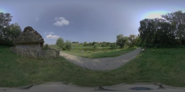 这个360度的虚拟游览视频带您到一个令人惊叹的湖边公园 公园是胡图族的家园 有一个木制栅栏 周围环绕着茂密的绿叶和宁静的湖水 视频拍摄 — 图库视频影像