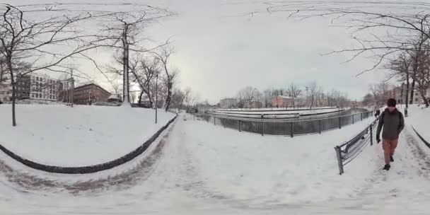 在一个城市里 沿着一条结冰的运河旁边的雪地小径进行一次虚拟的散步 这段视频展示了360度的冬季风景 捕捉了白雪覆盖的公园和公园的静谧美景 — 图库视频影像