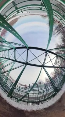 Kış mevsiminde pitoresk bir köprüde büyüleyici bir yürüyüş yap. Kamera aşağı inerken video benzersiz bir perspektif sunuyor. Köprülerin her iki karmaşık ayrıntısını da yakalıyor.