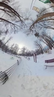 Video, kışın karlı bir parkın 360 derecelik görüntüsüyle açılıyor. Park bir kar örtüsüyle kaplı ve ağaçlar çıplak. Parkta birkaç bank ve bir çöp kutusu var. Bir insan yürür