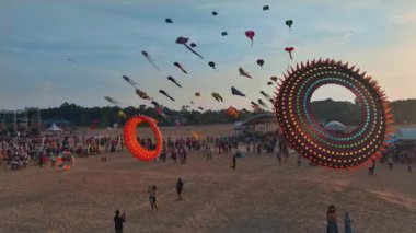 Engin bir plajda canlı bir uçurtma festivali gösteren büyüleyici bir video. Gökyüzü çeşitli şekillerde, renklerde ve boyutlarda el yapımı uçurtmalarla süslenerek büyüleyici bir görsel yaratıyor.