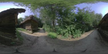 Bu 360 derecelik sanal tur sizi geleneksel bir köye götürüyor, tuhaf ahşap evleri ve onu çevreleyen yemyeşil ormanları sergiliyor. Sen köyü dolaşırken