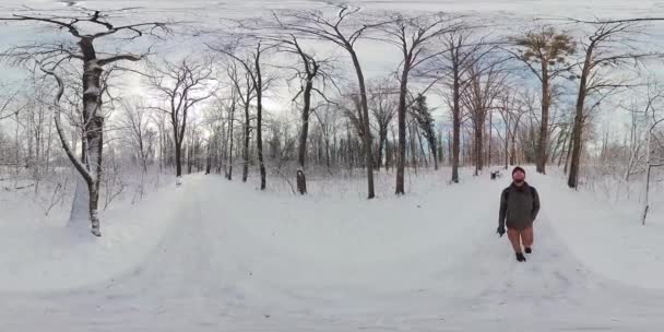 Video 360 Degree Virtual Reality Experience Man Walking Snowy Forest — Video Stock