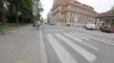Bu, Polonya 'nın Opole kentinin hava görüntüsü. Video bir İHA 'dan çekildi ve şehrin tarihi merkezinin yanı sıra çevre alanının kuş bakışı görüntüsünü sağlıyor. Video çok yüksek.