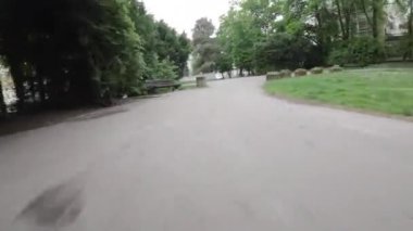 Parkta ve küçük bir Avrupa şehrinde ağaçlık bir cadde boyunca birinci şahıs perspektifli bir gezinti. Video bir bisikletçinin perspektifinden çekildi ve izleyiciler şehri bir...