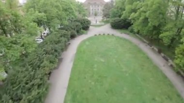 Şehrin göbeğindeki sakin bir park günlük hayatın koşuşturma ve koşuşturmasından huzurlu bir kaçış sunuyor. Park, yüksek ağaçlar ve canlı çiçek yatakları da dahil olmak üzere yemyeşil ile doludur. A