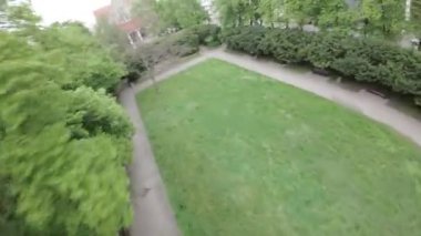 Bu büyüleyici hava görüntüleri Opole Şehir Parkı 'nın çarpıcı güzelliğini gözler önüne seriyor, yemyeşil manzarasını, sakin yürüyüş yollarını ve büyüleyici mimarisini kuşlara gösteriyor. Parklar.