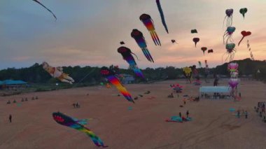 Bu nefes kesen klipte canlı ve renkli uçurtma festivalinin üzerinde süzül. Eşsiz şekilli birçok uçurtma gökyüzünü renklerle ve tasarımlarla doldurarak uçuyor. Kimden