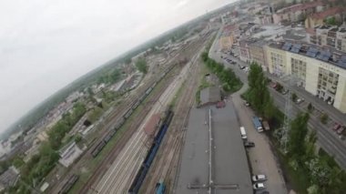 Video, Polonya 'nın Opole kentinin kuş bakışı görüntüsünü sağlıyor. Şehir merkezinin geniş bir görüntüsüyle başlıyor, sonra Opole Üniversitesi, Kutsal Haç dahil olmak üzere çeşitli simgelere yakınlaşıyor.