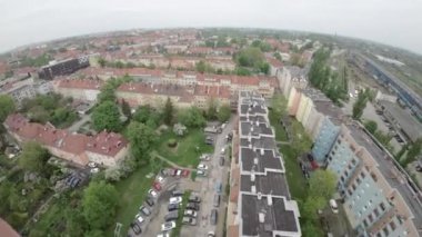 Video, Polonya 'nın Opole kentinin hava görüntülerini sunuyor. Video şehir merkezinin geniş bir görüntüsüyle başlıyor. Ana meydanı, belediye binasını ve etrafındaki binaları gösteriyor. Kamera.