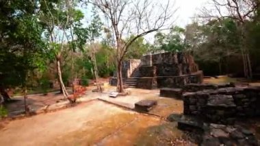 Bu video sizi Meksika 'nın Yucatan Yarımadası' ndaki antik Maya şehri Ek Balam 'a götürüyor. Şehrin etkileyici harabelerini göreceksiniz. Akropolis de dahil.