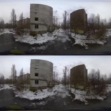 Çernobil, Ukrayna 'da terk edilmiş bir anaokulunun 360 derecelik bu video turu 1986' daki nükleer felaketin sonrasına dair akılda kalıcı bir bakış sağlıyor. Anaokulu, şehir merkezinde.