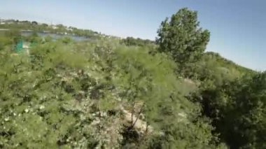 Bu video hem çocuklar hem de yetişkinler için çeşitli olanaklara sahip güzel bir park sergiliyor. Çocuk parkı, futbol sahası ve yürüyüş parkurları var. Bu da onu aileler ve açık hava için ideal bir yer haline getiriyor.